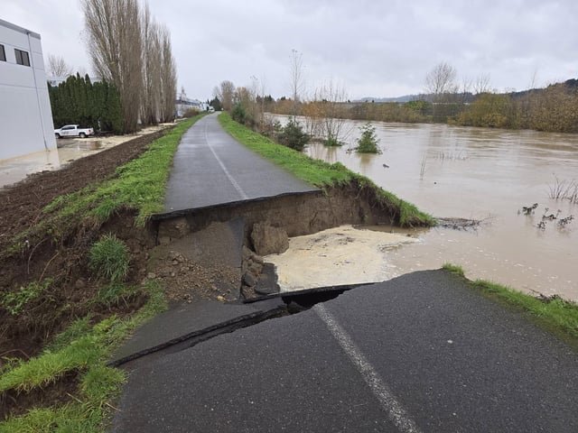 Green River Levee failure in Tukwila, prompting emergency evacuation of the i-5,405,167 ‘armpit’.