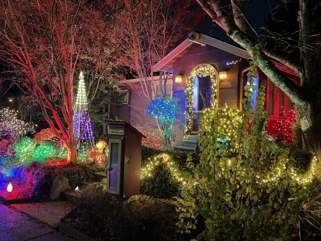WEST SEATTLE CHRISTMAS LIGHTS: Bright on Wright