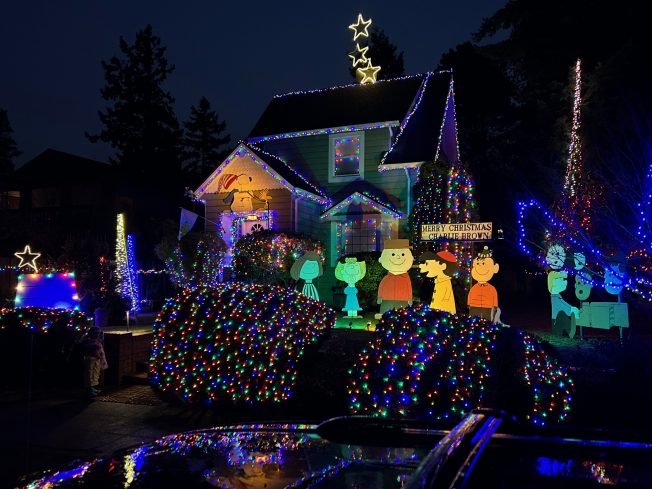 WEST SEATTLE CHRISTMAS LIGHTS: ‘They’re back!’ – and marking a milestone