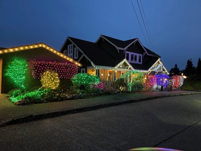 WEST SEATTLE CHRISTMAS LIGHTS: Sparkly hills start to glow