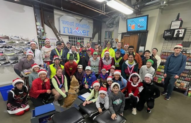 HOLIDAY SCENE: West Seattle Runnerās 2025 Christmas Lights Run