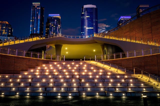 Night vibes on the waterfront
