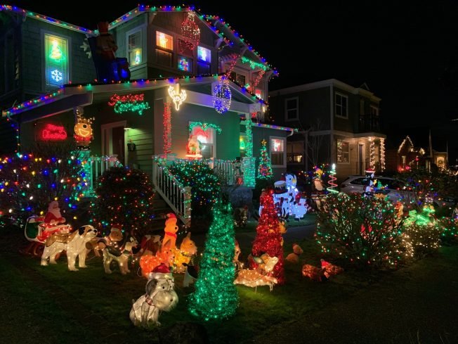 WEST SEATTLE CHRISTMAS LIGHTS: Festive on Fauntleroy