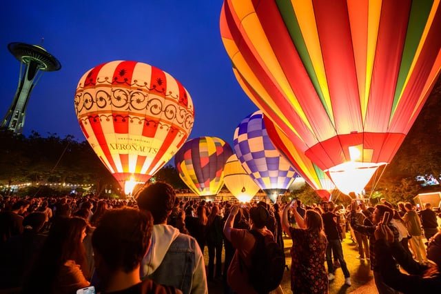 5 Hot air balloons showing up at Greenlake tonight 4:30pm