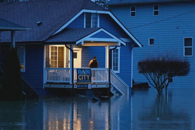 A perfect photo of the flooding in Snohomish – 📸 Karen Ducey / Seattle Times