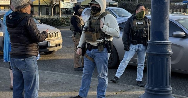 Federal agents arrest man in front of 2-year-old son in Shoreline