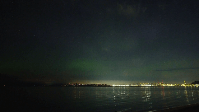 Realtime video of the Aurora pulsating in the minutes before the real show began. Viewed from Alki Beach [OC]