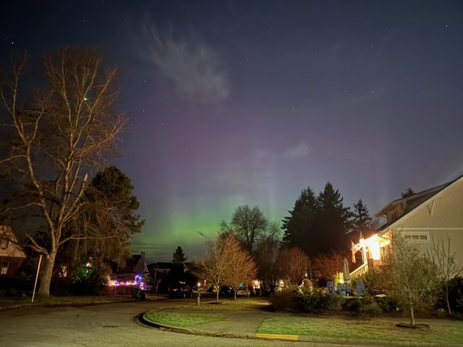 NORTHERN LIGHTS: Brief aurora appearance over West Seattle