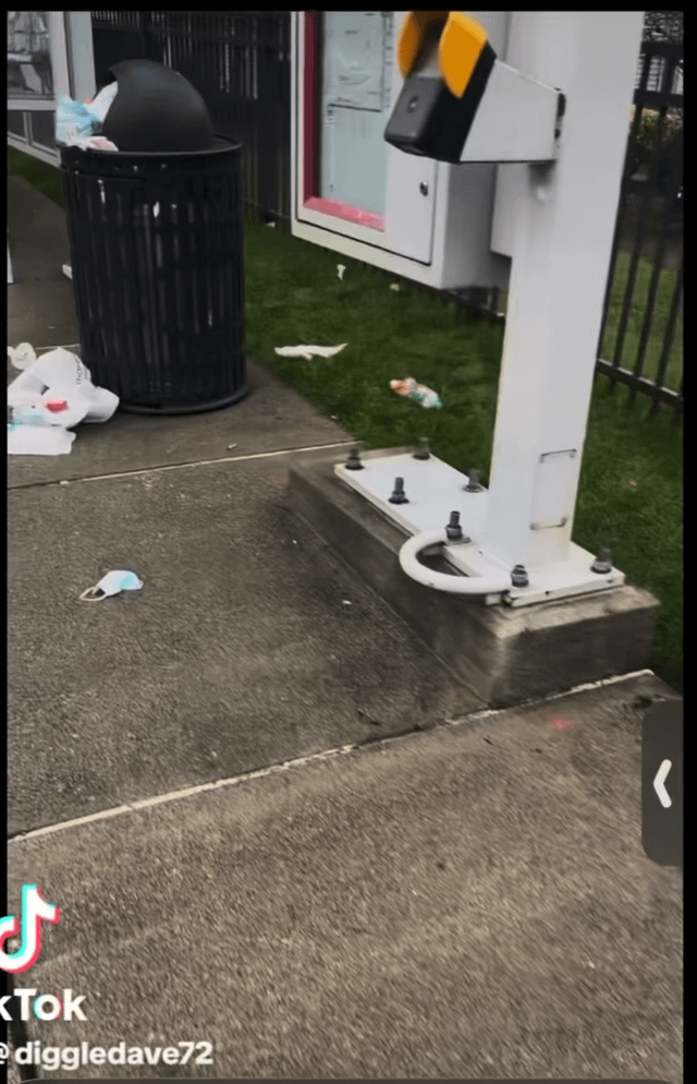 Has Anyone Noticed the most trashed bus stops are the Rapid Ride’s? 🤨 Westbound NE 8th @ 140th