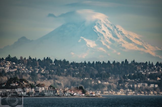 Our Mountain yesterday afternoon sporting her snappy lenticular cap