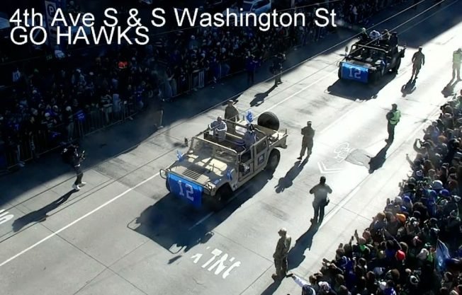 HAPPENING NOW: Fans cheer Super Bowl-winning Seahawks at downtown parade