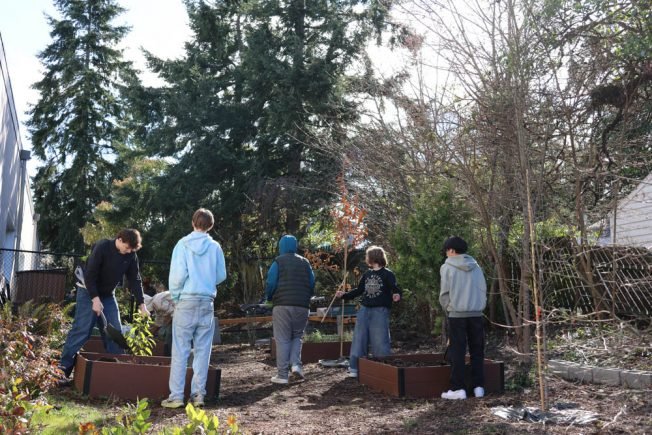 West Seattle Kiwanis Club, A Cleaner Alki dig in to help Summit Atlas garden grow