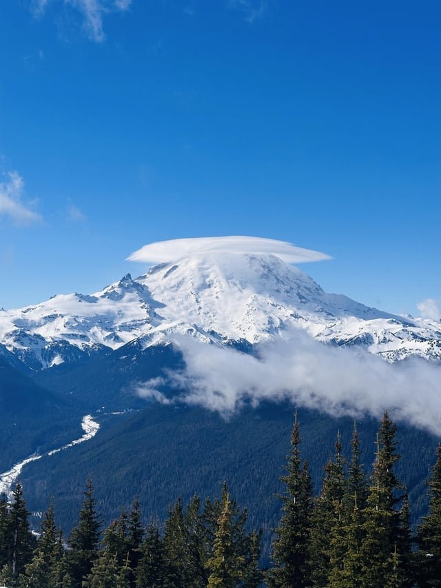 Mount rainier today had a little hat