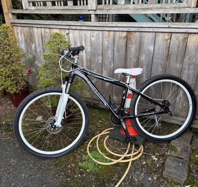 Abandoned-possibly-stolen bicycle near Schmitz Park