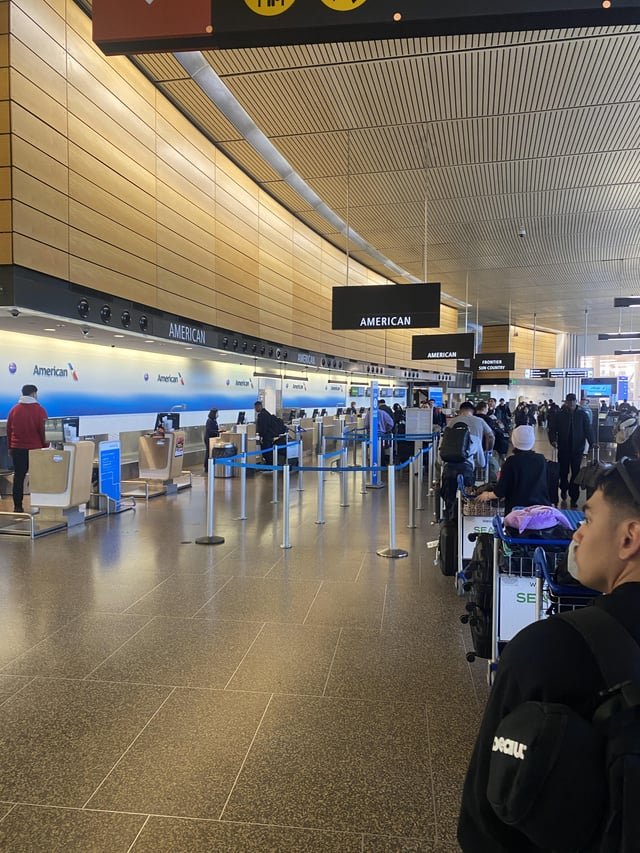 PSA: If you’re flying American today get to SeaTac like 3-4 hours early bc they only have one employee lol.