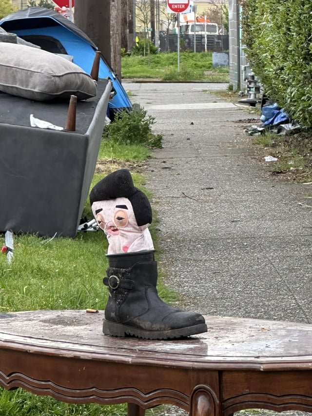 Night night, don’t let the Ballard Elvis Fetus Boot bite 💖