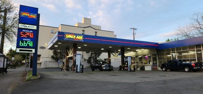BIZNOTE FOLLOWUP: Space Age gas station reopens