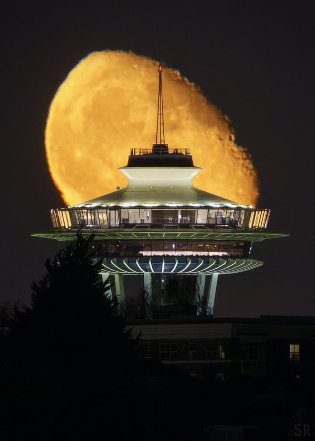 The Moon making its first appearance in Seattle after slinging four astronauts back toward Earth