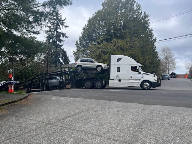 TRAFFIC ALERT: Stuck truck on Charlestown Hill