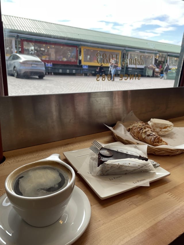 Le Panier in Pikes Place. Four doors down there’s a line of at least twenty people waiting for a Starbucks