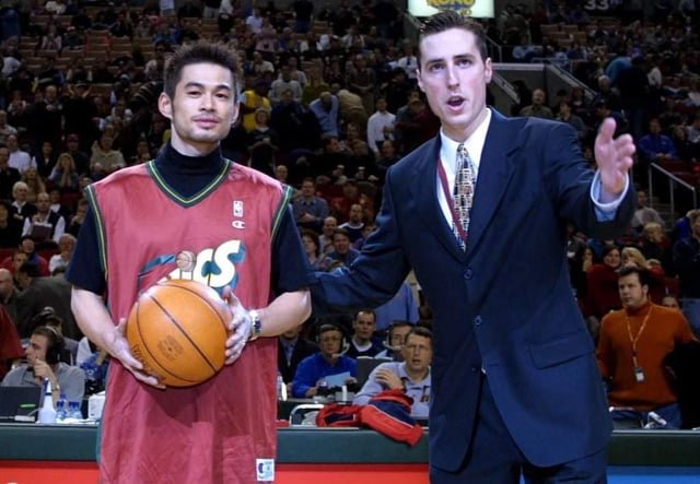 Ichiro attends a Sonics game. 2001.