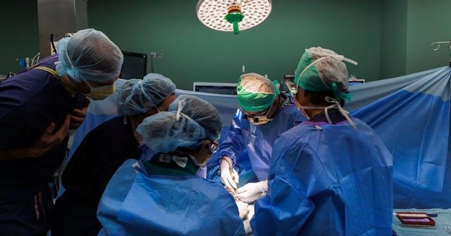Seattle doctor becomes first in PNW to perform new thumb surgery