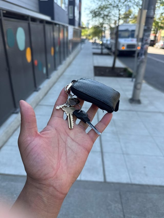 Anyone loose their keys at the corner of 18th and E Yesler?