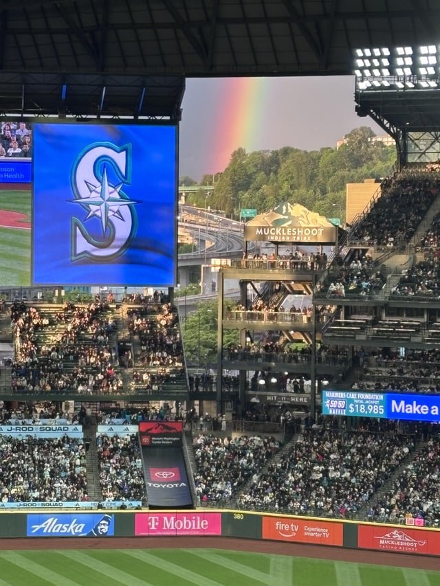 Rainbow views at T-Mobile Park last night 🌈⚾