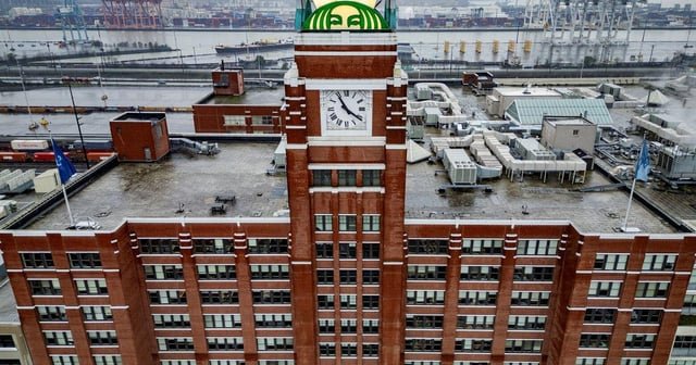 Starbucks lays off hundreds at Seattle HQ