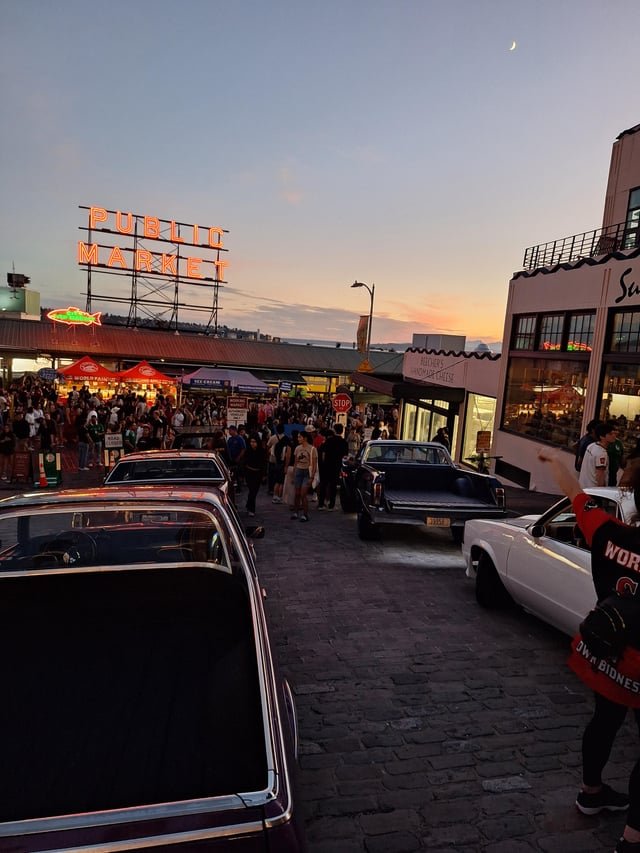 Pike Pl Night Market at 9:40pm! 6/18