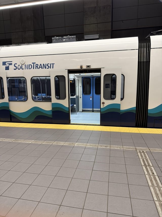 PSA: There’s a Train stuck on the southbound platform in Roosevelt Station