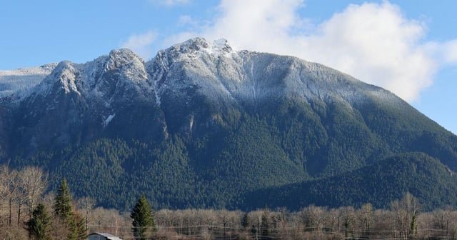 Bear attack injures 2 on Mount Si trails; officers search for bear