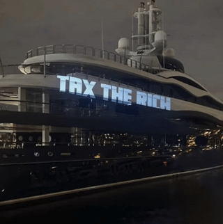 Local artist Light Guerrilla projected “TAX THE RICH” on the side of Mark Zuckerberg’s boat while it was docked at Seattle’s Lake Union.✊