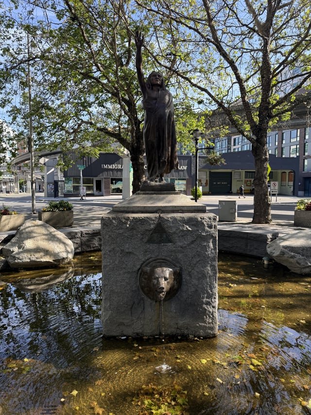 Maybe I missed it in all my years but I have never seen The Chief Seattle statue working with water 💧 coming out both sides.
