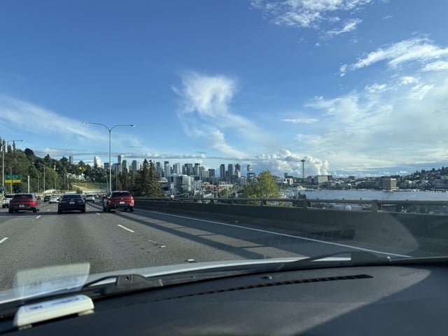 Took this photo. Anyone know why that building in the middle looks like its floating?