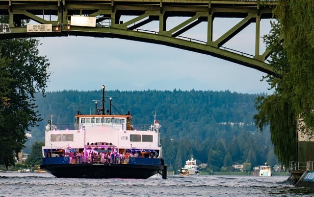 Party Ferry in Montlake Cut (07-18)