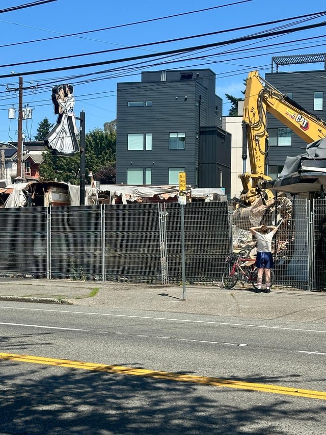 The end of an era underway in Fremont right now… A sad farewell to Lardo, the Ballroom, Norm’s, Roxy’s Diner and the Backdoor