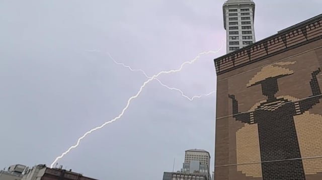 Dry thunderstorms possible across puget sound