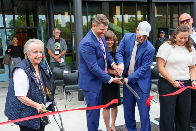 VIDEO: Hundreds gather to celebrate new ‘world-class’ Alki Elementary School