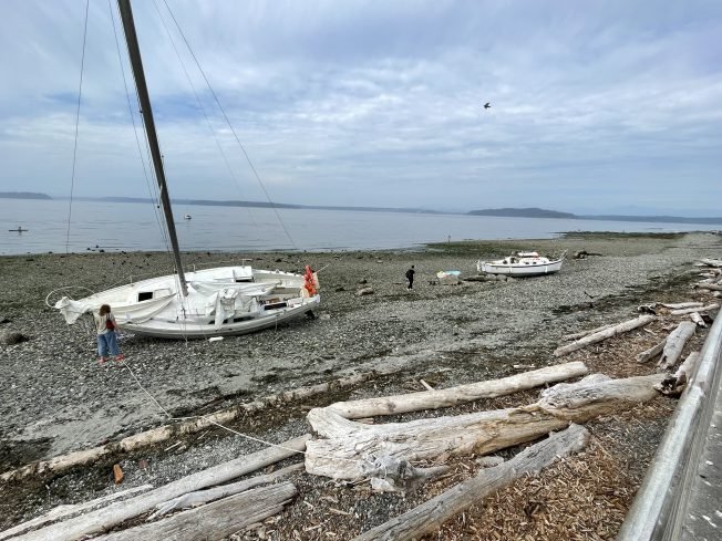 Second beached boat st Constellation Park
