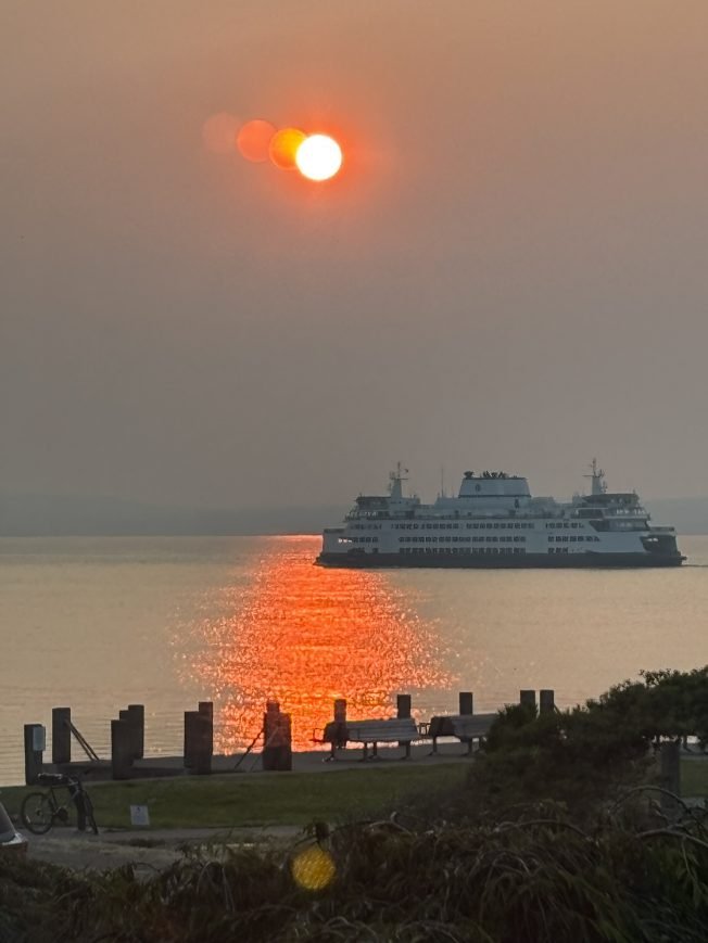 WEST SEATTLE SMOKE: Red sunset, night 3 – and when it’ll clear out