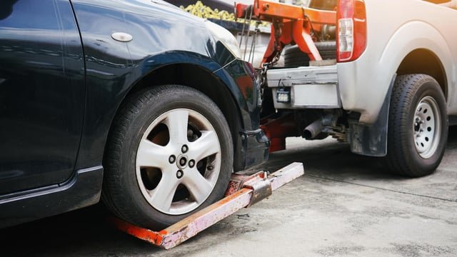 Woman accused of trying to drive off while car was hooked to tow truck in Seattle