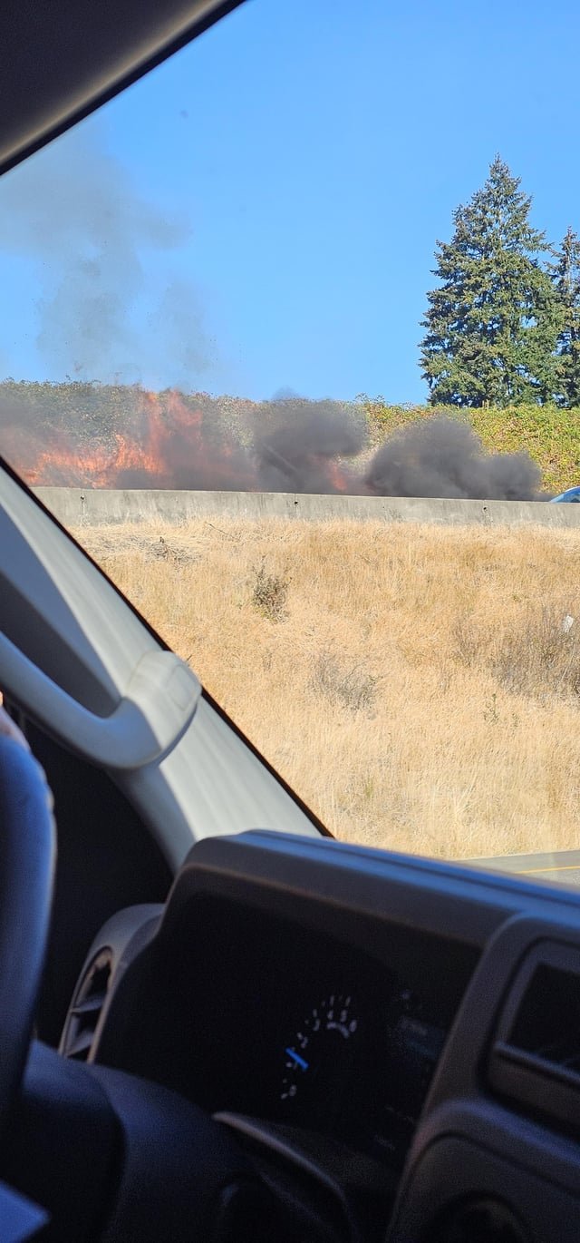 Brush fire – SB I-5 in Southcenter