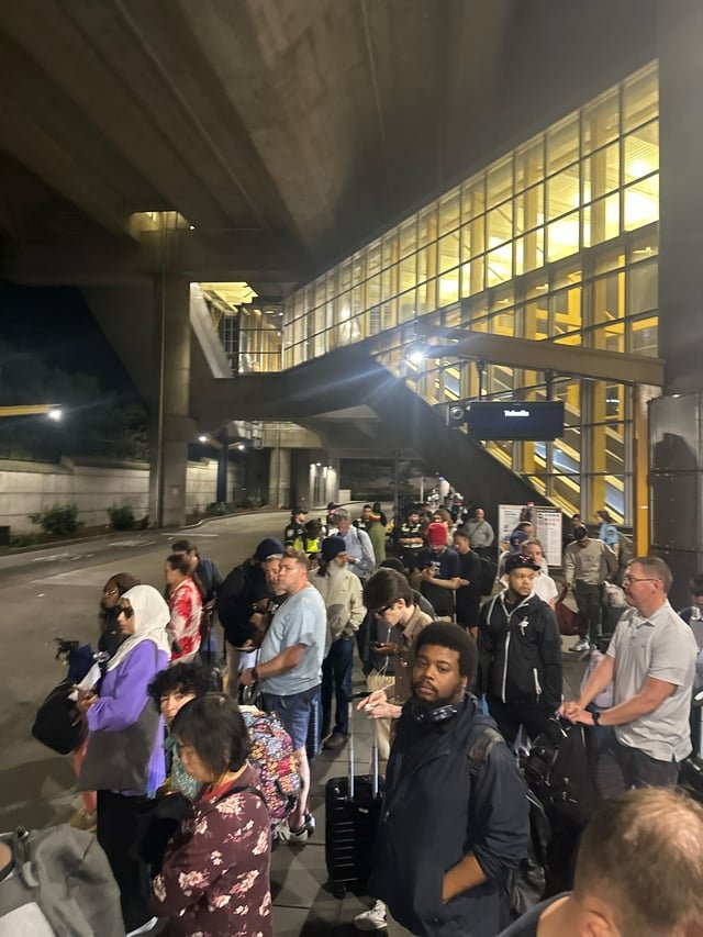 Light Rail Blockage -People waiting for shuttles @tukwila station
