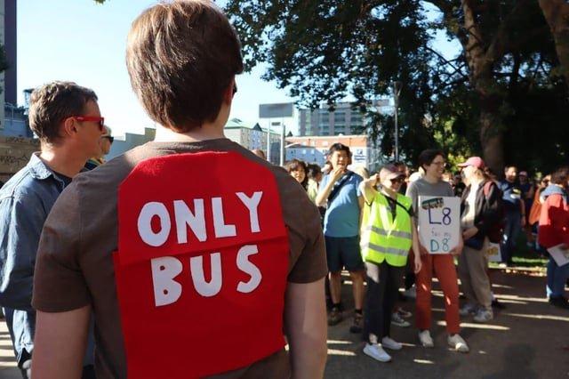 Metro Prevails in ‘Race the L8’ Rematch Thanks to New Bus Lanes