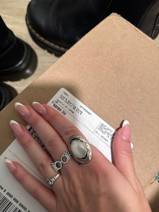 I’m looking for a Karen Lin who ordered Birkenstocks to her old apartment in Bitter Lake