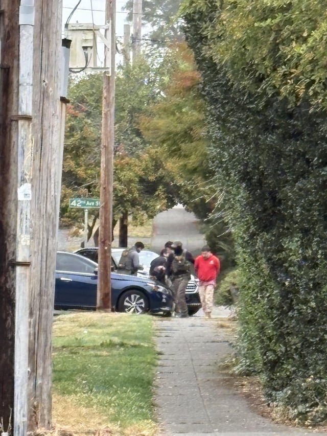ICE in west seattle, tell everyone