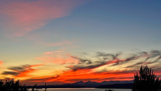 WEST SEATTLE WEATHER: Colorful end to a summer-like Friday