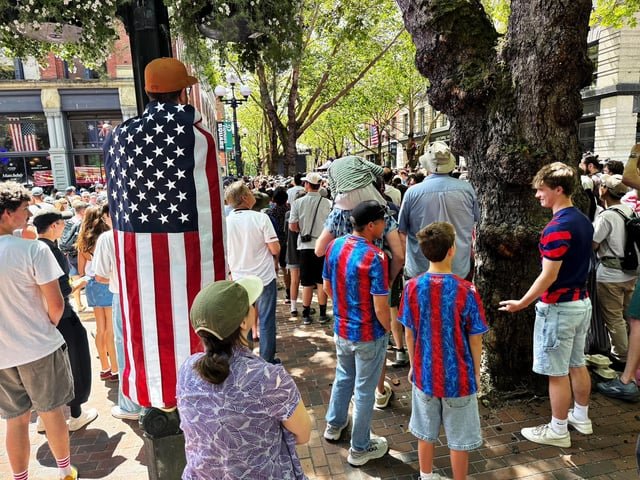 Seattle voters view economy as weakening in survey that reveals short-lived World Cup euphoria